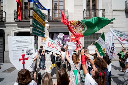 Concentración de los funcionarios de Justicia frente al Ministerio