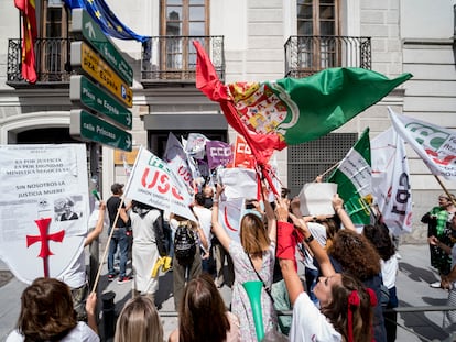 Manifestantes sostienen pancartas durante una concentración frente al Ministerio de Justicia, el 6 de junio.