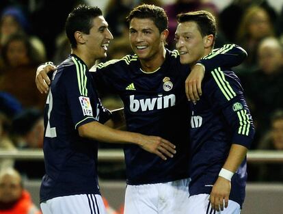 Angel Di María celebra uno de sus goles con Ronaldo y Ozil.