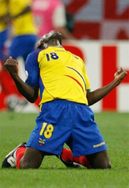 El jugador ecuatoriano Reasco celebra el segundo gol, el de la victoria frente a Polonia.