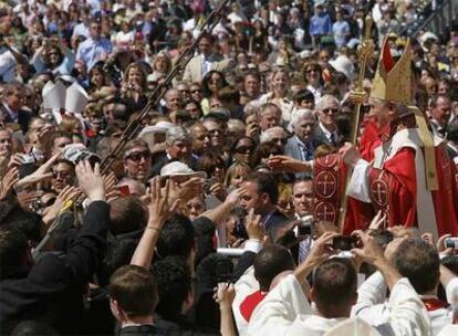 El Papa saluda a los fieles congregados para la misa en el estadio de los Nationals en Washington.