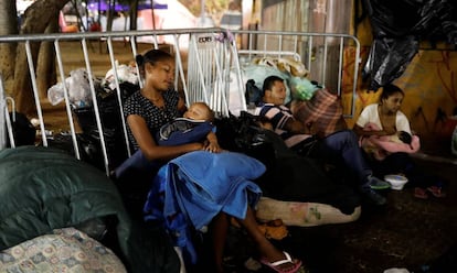 Moradores do edifício que desabou dormem diante de Igreja no Largo do Paissandu, no centro de São Paulo.