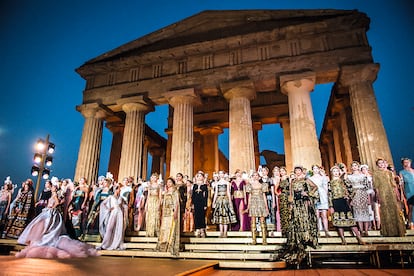 Una salida del último desfile de Dolce & Gabbana Alta Moda show en la  Piazza Duomo, Siracusa, en julio 2022.