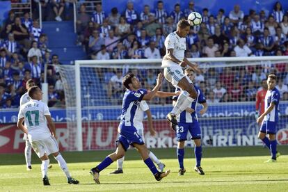 Varane intenta controlar el balón con la cabeza.