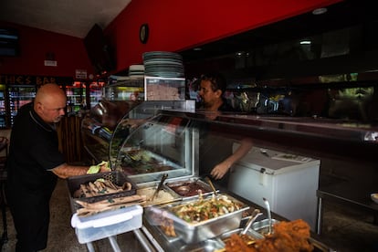 Soda, un popular restaurante costarricense, es uno de los pocos negocios regentados por costarricenses y ofrece casado, un plato popular que consta de arroz, frijoles, ensalada y proteína animal (pescado, ternera, pollo o cerdo) y ronda los seis euros. Es un lugar habitual para algunos de los trabajadores extranjeros y locales de Santa Teresa.