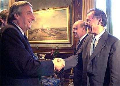 El presidente de Argentina, Néstor Kirchner, saluda al director del FMI, Horst Köhler, en junio pasado.