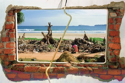 La playa de Kundawella, contemplada a través de una de las centenares de casas destruidas durante la catástrofe. Aquí mismo, una fosa común reúne los cuerpos de 186 personas fallecidas.