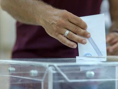 Un ciudadano vota en un colegio electoral de Atenas.