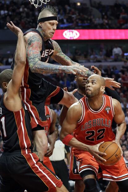 Gibson trata de anotar ante la presencia de tres jugadores de los Heat.
