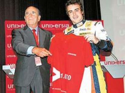 Emilio Botín viste de rojo a Fernando Alonso