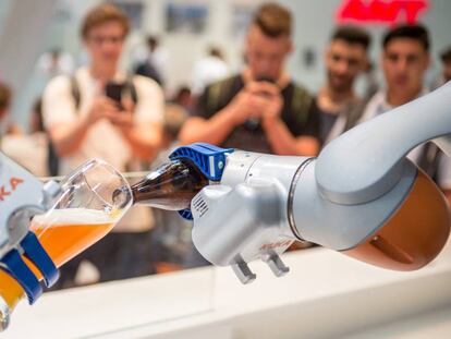 Un robot de Kuka sirve una cerveza a los visitantes de la feria Automatica, en Munich.