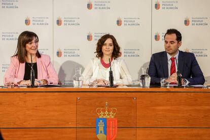 La alcaldesa de Pozuelo de Alarcón, Susana Pérez Quislant; la presidenta de la Comunidad de Madrid, Isabel Díaz Ayuso y el vicepresidente de la Comunidad de Madrid, Ignacio Aguado durante la reunión del Consejo de Gobierno de la Comunidad de Madrid, en Pozuelo de Alarcón.