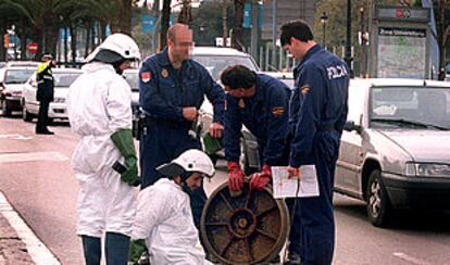 Agentes de policía revisaban ayer las alcantarillas de Barcelona ante la cumbre de la UE.