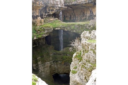 No es un gran volumen de agua, y además solo fluye en primavera. La particularidad de Baatara Gorge, en Tannourine (Líbano), y lo que la hace espectacular, radica en el hecho de que la cascada cae unos 255 metros dentro de una caverna, por detrás de tres puentes naturales esculpidos en la montaña de piedra caliza. De ahí que la zona sea conocida también como la cueva de los Tres Puentes.