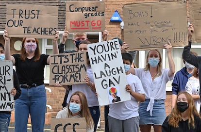 Un grupo de estudiantes, en una protesta contra el nuevo método de evaluación propuesto por el Gobierno de Boris Johnson, en Codsall, este lunes.