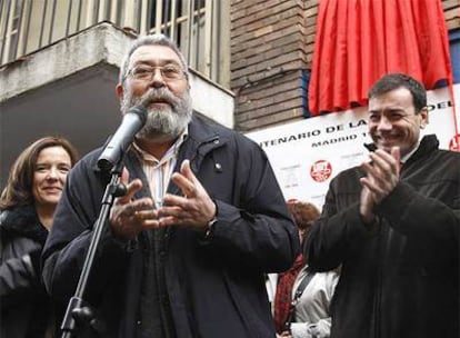 Cándido Méndez y Tomás González, en el lugar donde estuvo la Casa del Pueblo de Madrid, fundada por Pablo Iglesias hace 100 años.