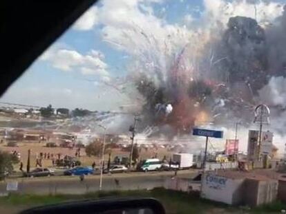 The moment of the explosion at the Tultepec market.