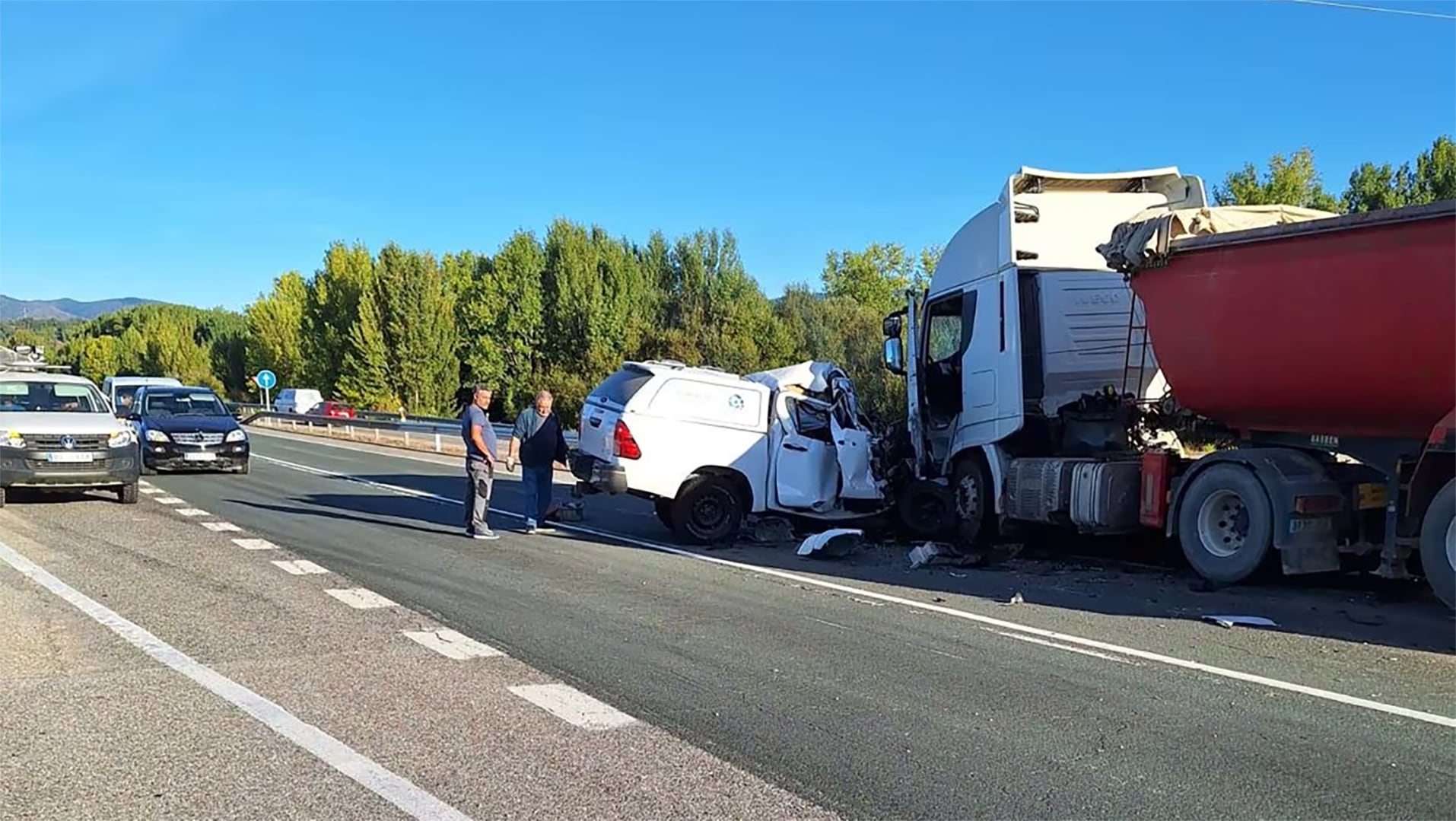 Mueren tres personas al chocar una furgoneta y un camión en El Bierzo 