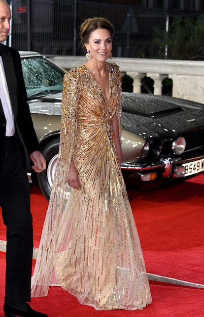 En el estreno de No Time To Die película de James Bond, sorprendió con este Jenny Packham de pedrería dorada.