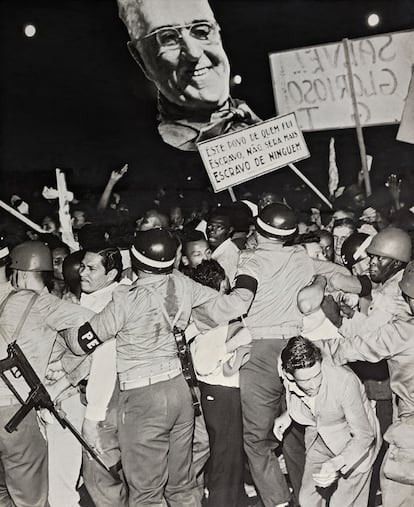 De autor desconhecido, imagem mostra repressão policial durante o chamado Comício das Reformas, em 1964, que apoiava uma série de medidas, como a reforma agrária, adotadas pelo então presidente João Goulart.