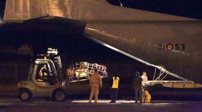 Personal militar carga un avi&oacute;n del Ej&eacute;rcito del Aire al inicio de la operaci&oacute;n de despliegue espa&ntilde;ola en Mal&iacute;.