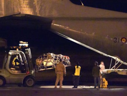 Personal militar carga un avi&oacute;n del Ej&eacute;rcito del Aire al inicio de la operaci&oacute;n de despliegue espa&ntilde;ola en Mal&iacute;.