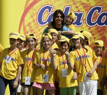 Rafa nadal con un grupo de niños.