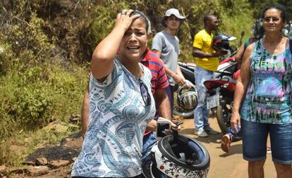 Mulher chora ao observar os estragos causados pelo rompimento da barragem em Brumadinho.