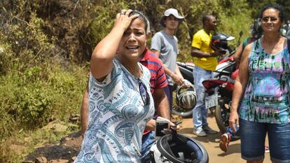 Mulher chora ao observar os estragos causados pelo rompimento da barragem em Brumadinho.