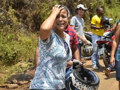 Mulher chora ao observar os estragos causados pelo rompimento da barragem em Brumadinho.