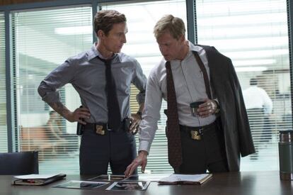 Matthew McConaughey y Woody Harrelsonen la serie 'True detective'.