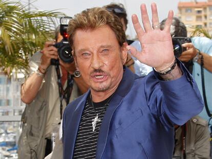 El cantante francés Johnny Hallyday, de 66 años, que aparece en la imagen en el pasado Festival de cine de Cannes, ha revelado a un semanario francés que este verano ha sido operado de un pequeño tumor de colon, que no era peligroso y que ya ha superado, para tranquilidad de sus fans.