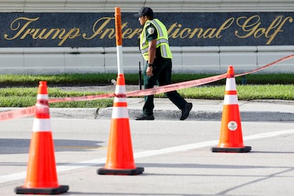 Un oficial de policía acordona la zona del club de golf en Palm Beach, Florida, donde se llevó a cabo el tiroteo. 