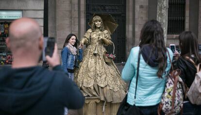 Turistes amb les estàtues, aquest dimecres.