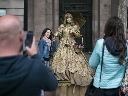 Turistes amb les estàtues, aquest dimecres.