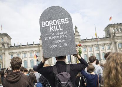 La fronteras matan. Y mucho. Un momento de la llamada "Marcha de los decididos" celebrada el domingo 21 de junio en Berlín en protesta por la política migratoria europea.