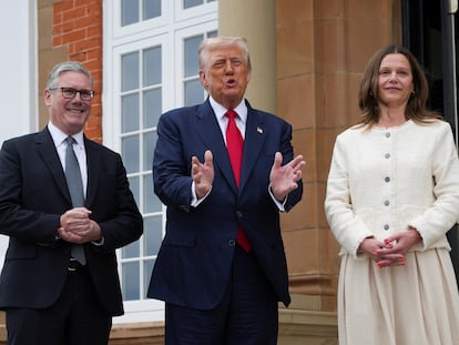 El presidente de Estados Unidos, Donald Trump, flanqueado por el primer ministro británico, Keith Starmer, y su esposa, Victoria Starmer, este lunes en Turnberry (Escocia).