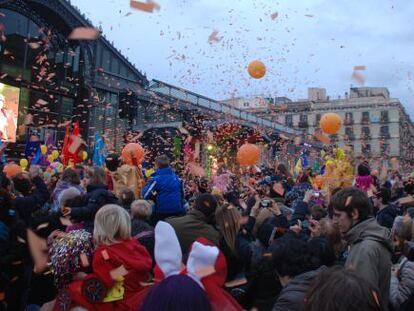 Decenas de globos y confeti de color naranja lanzados durante la Taronjada de Barcelona celebrada delante del Born.