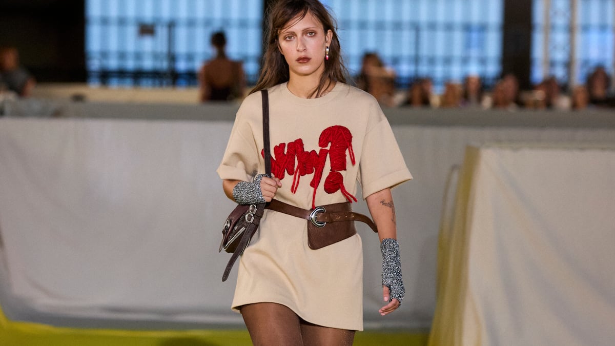 Desigual presenta su colección con un mensaje final por la paz en Palestina llevado por Aydan Nix, hermanastra de las Hadid