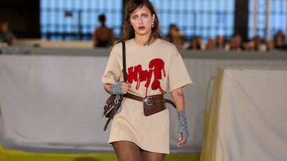 La modelo Aydan Nix cierra el desfile Desigual con el mensaje 'Why' en su vestido, en referencia al genocidio palestino.