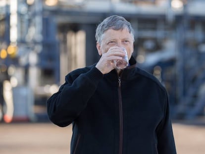 Bill Gates, bebiendo agua reciclada.