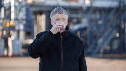 Bill Gates, bebiendo agua reciclada.