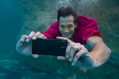 Motorola Edge 40 en el agua