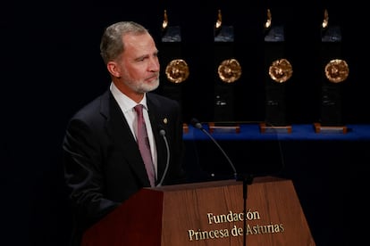 El rey Felipe VI, durante su discurso en la ceremonia de los Premios Princesa de Asturias, en el teatro Campoamor de Oviedo.