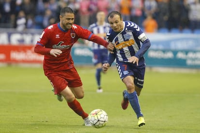 Unai Medina, del Numancia, y Julián Cerdá, del Alavés, en la penúltima jornada de Segunda División.