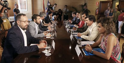 Los equipos negociadores de Ciudadanos y el PP, este viernes.