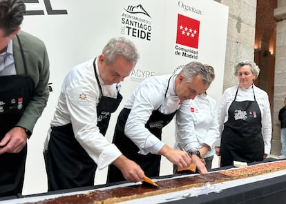 El consejero de Medio Ambiente, Agricultura e Interior de la Comunidad de Madrid, Carlos Novillo, durante la elaboración del turrón más grande.