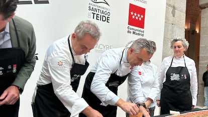 El consejero de Medio Ambiente, Agricultura e Interior de la Comunidad de Madrid, Carlos Novillo, durante la elaboración del turrón más grande.