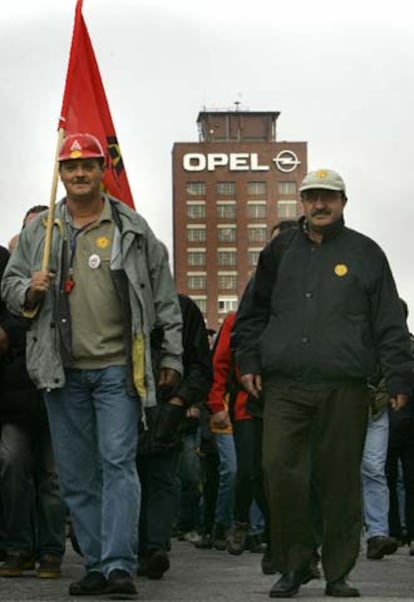 Trabajadores de Opel en Bochum, ayer durante su protesta.