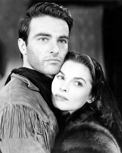 Montgomery Clift (1920-1966) y  Joanne Dru (1922-1996), en una imagen promocional de 'Río rojo', dirigida por Howard Hawks en 1948.